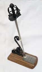Cas Hanwei. English Mortuary Hilt Mini-Sword, MH2306 - коллекционный мини-меч English Mortuary Hilt. Показан на подставке