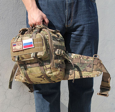 Mad Dog bag D302 сумка для охоты - Сумка задняя многоцелевая Mad Dog bag - в руках, виден пояс