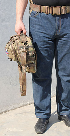 Mad Dog bag D302 сумка для охоты - Сумка задняя многоцелевая Mad Dog bag - в руках, поясной ремень снят